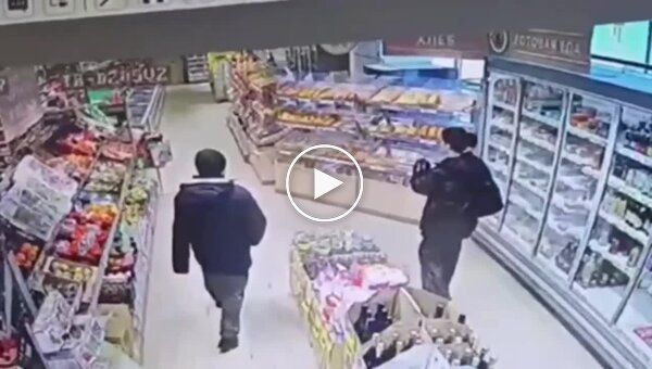 В России мужчина ударил девушку в магазине