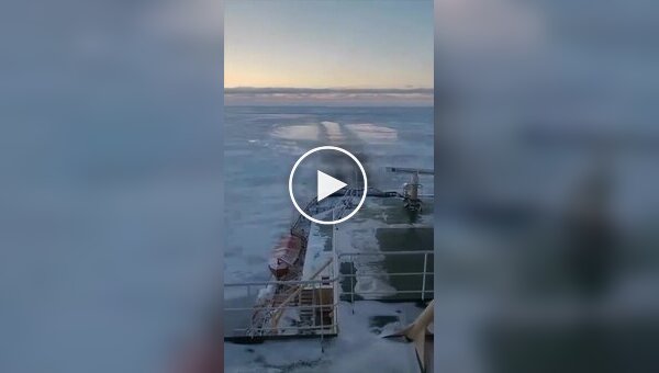 Ледокол спасает три судна от ледяной ловушки