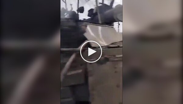 Обгоревшие тела вражеских танкистов валяются вокруг только что подбитого российского танка