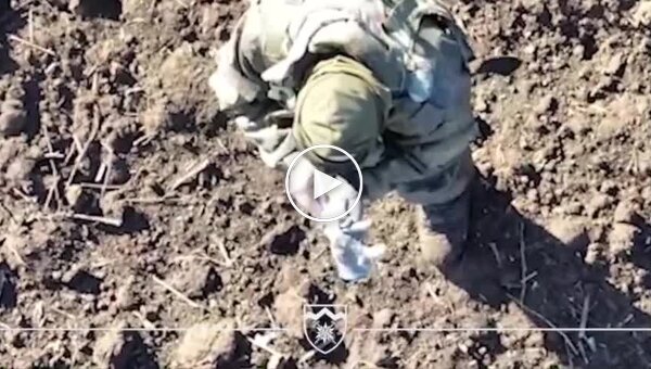 Оккупант сломя голову бежит за украинским дроном, чтобы сдаться в плен