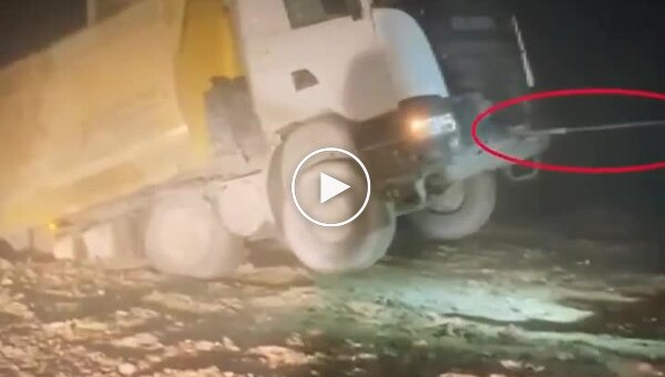 Водитель выжил при падении грузовика со скалы в Турции