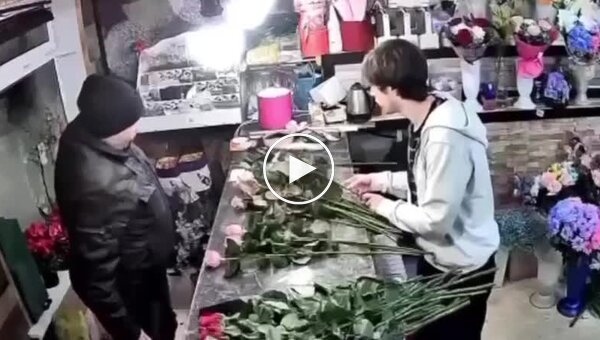 В России мужчина так сильно торопился к девушке, что решил поторопить флориста, показав пистолет