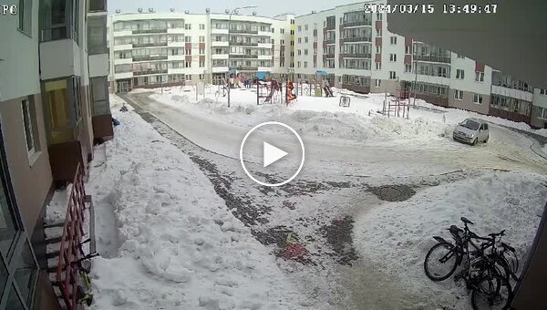 Падение льда с крыши на 3-летнего мальчика в России попало на видео