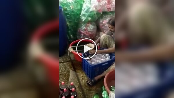 В сети появилось видео, как изготавливают кока-колу в Афганистане