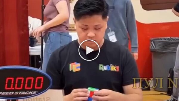 Парень собрал Кубик Рубика за 3,13 секунды