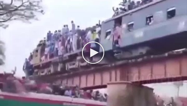 Обычный будни пассажиров в Бангладеш