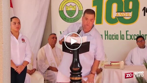 В Колумбии у мэра слетели штаны во время выступления