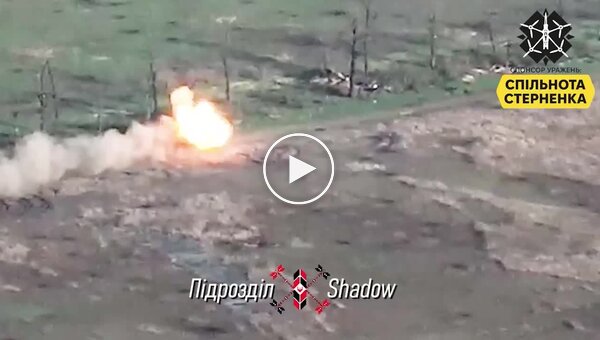 Детонация боекомплекта российского танка после прилета украинского FPV-дрона на Авдеевском направлении