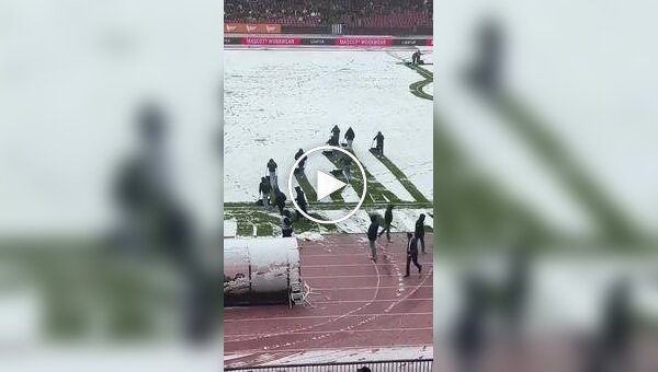 В Швейцарии снегопад чуть не сорвал матч. На помощь пришли футбольные болельщики