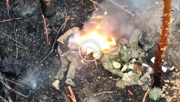 Двое горящих российских военных после прилета ВОГа на Купянском направлении