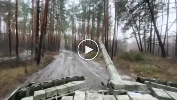 Украинский танк с близкого расстояния расстреливает российские позиции в Кременском лесу