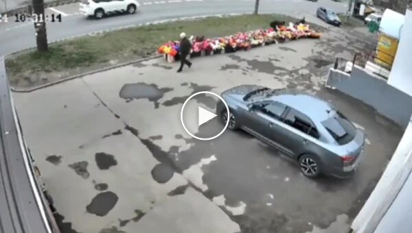 В России пьяная девушка разнесла уличные прилавки с цветами