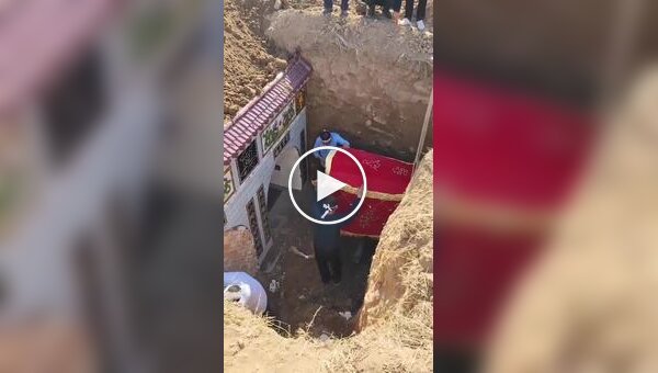 Неудачная погребальная процессия - хоронили одного, закопали шестерых