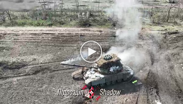 Мощная детонация российского танка после сброса с дрона гранаты в открытый люк