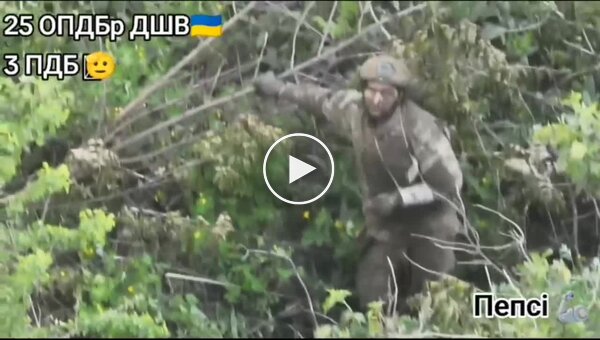 Российский оккупант, оставшийся лицом к лицу с украинским дроном, сумел вымолить пощаду, сдавшись в плен