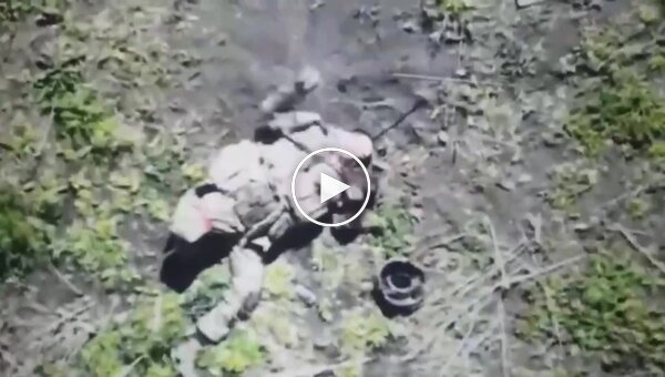 Россиянин закладывает гранату под бронежилет и подрывает себя