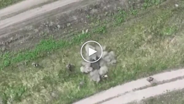 Украинский дрон сбрасывает ВОГи на российскую штурмовую группу в Харьковской области