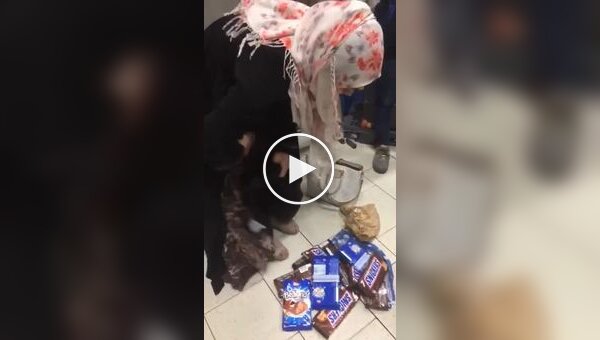 Две женщины пытались вынести под юбкой продукты из магазина