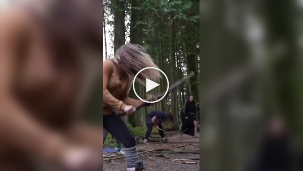 Ритуалы ярости__ в США девушки платят за крики в лесу лесу, люди