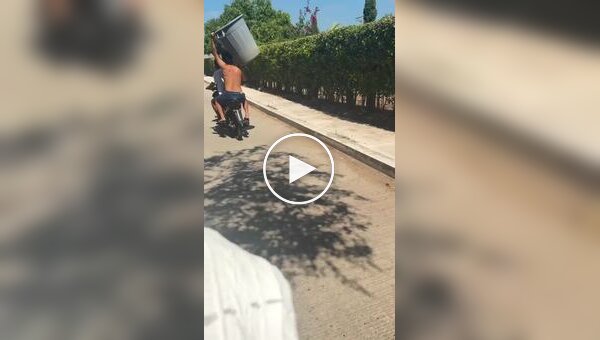 Шутник освежил приятелей